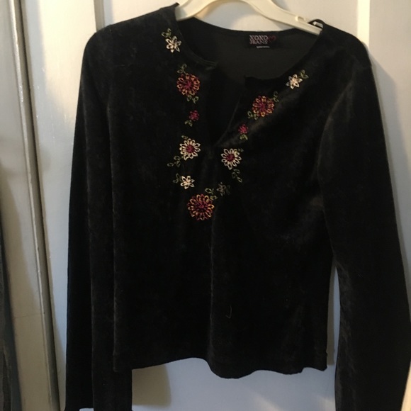 Tops - Black flower shirt🖤